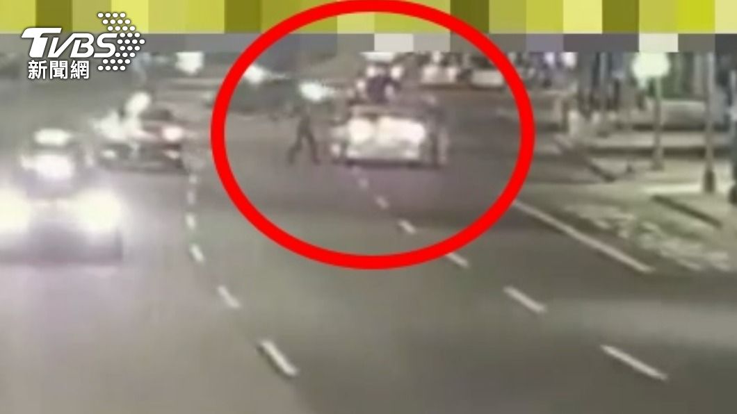 犯嫌倒車差點撞上員警。（圖／TVBS）