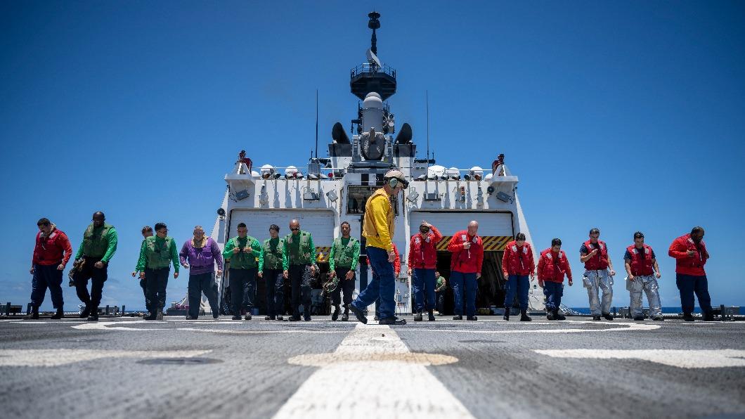 美國海巡與美國海軍在2022環太軍演聯合演習起降直升機。(圖片來源/DVIDS)