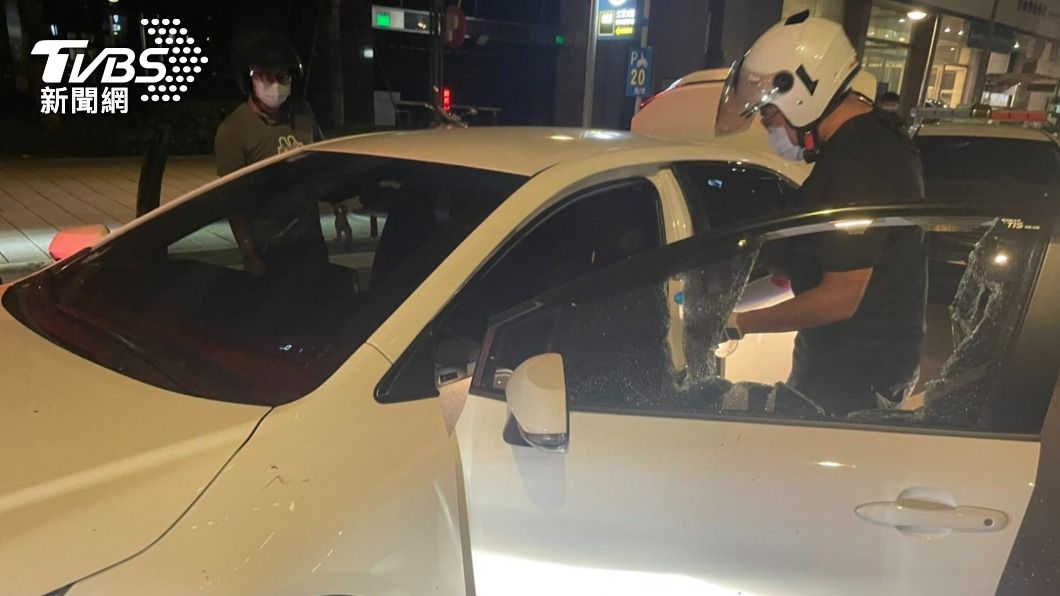 警方破窗抓人。（圖／TVBS）