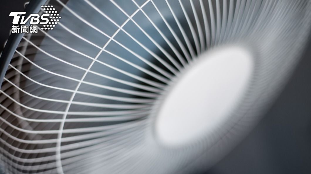 但有些人就是不開冷氣只開電風扇。(示意圖/shutterstock 達志影像)