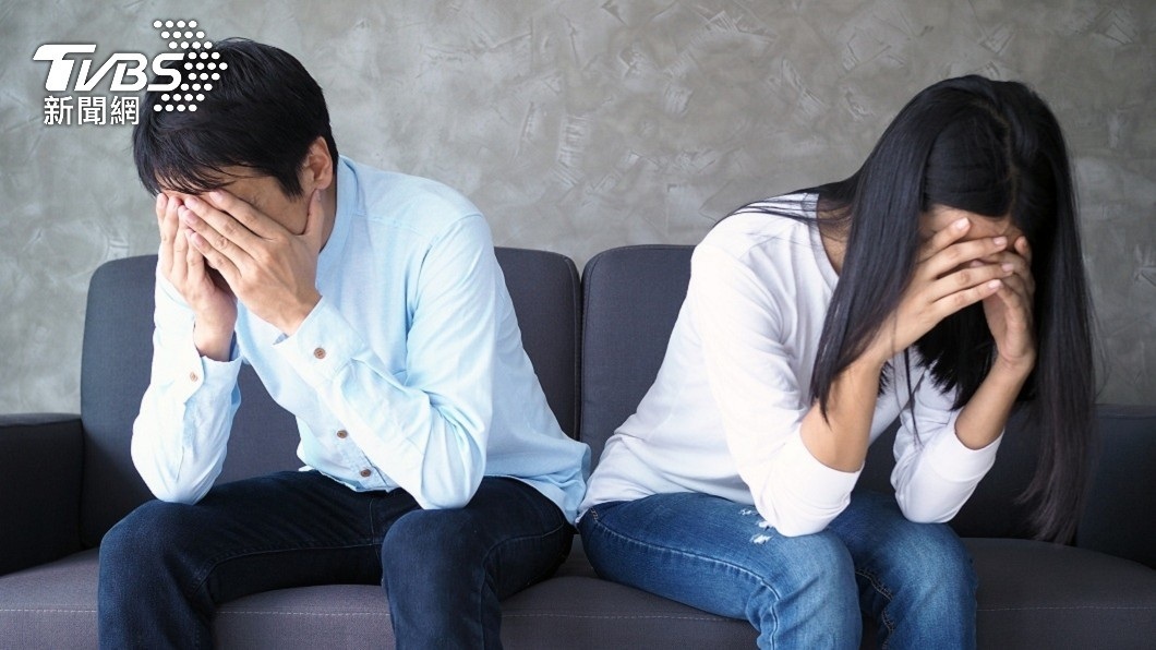 丈夫得知後非常生氣要求歸還否則提告離婚並把錢討回來。(示意圖/shutterstock 達志影像)