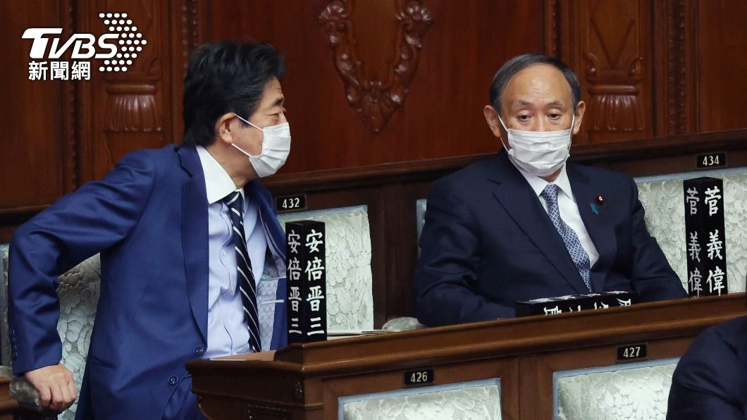 日本前首相菅義偉(右)曾與安倍共事長達7年。(圖/達志影像美聯社)