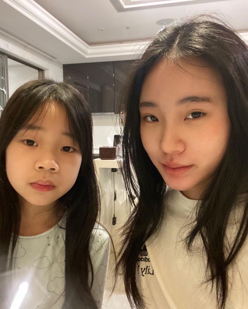 許老三(左)看著姊姊使用夾鼻器用竟也跟風。(圖/翻攝自IG@lilyhsuuuu)