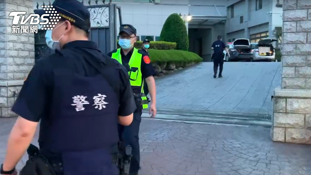 南投警方前往現場調查蒐證。(圖/TVBS)
