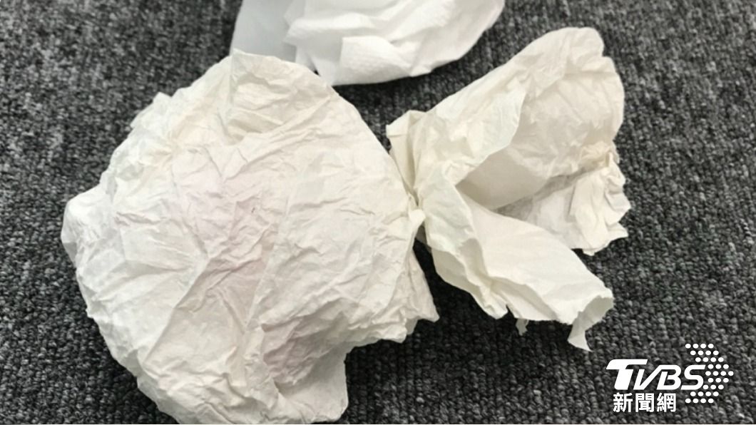 原PO女友用完的衛生紙、化妝棉等都亂丟在桌上。(示意圖/TVBS)