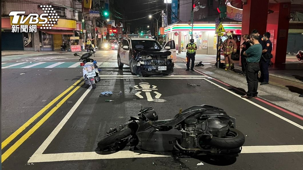 警車解送人犯時與雙載機車擦撞。（圖／TVBS）