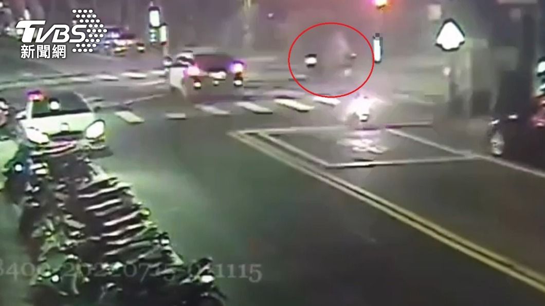 路口當時呈現紅燈狀態,警車雖然已鳴警笛、開警示燈,但仍與機車發生擦撞。(圖/TVBS)