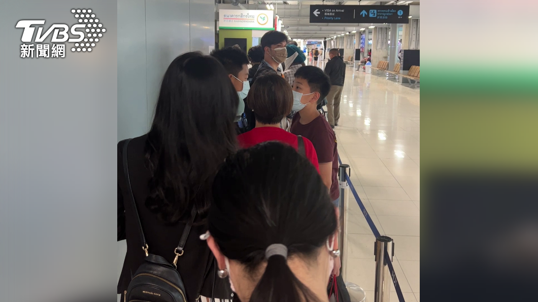 解封直擊2/反差!曼谷機場塞爆觀光客 桃機空蕩苦等行李