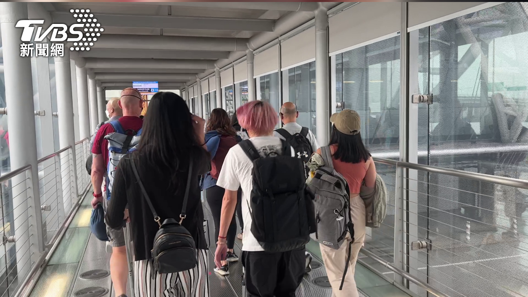 自下機起入境人潮就相當多。（圖／葉韋辰攝）