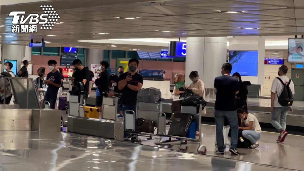 桃園機場旅客苦等行李。（圖／葉韋辰攝）