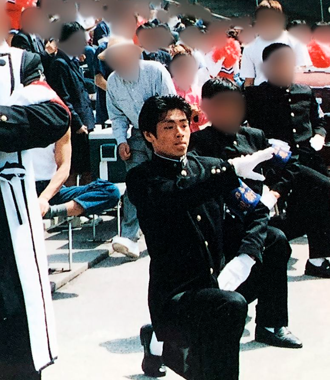 山上徹也在球場為選手熱血應援的照片曝光。(圖/翻攝自《週刊文春》)