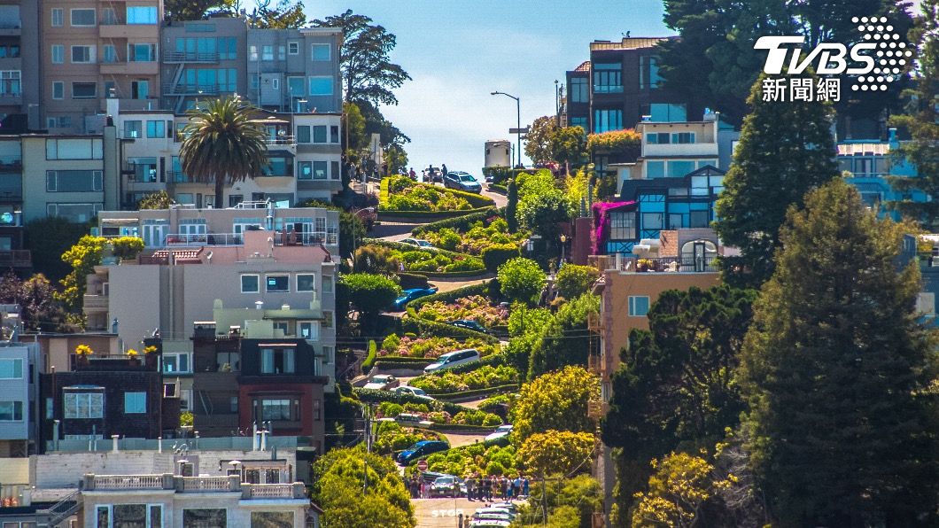 舊金山著名的Lombard Street超級彎曲。(示意圖/shutterstock達志影像)