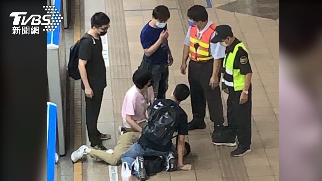 你袋子有刀!捷運車廂遭陌生男爆擊頭 正義乘客群起壓制