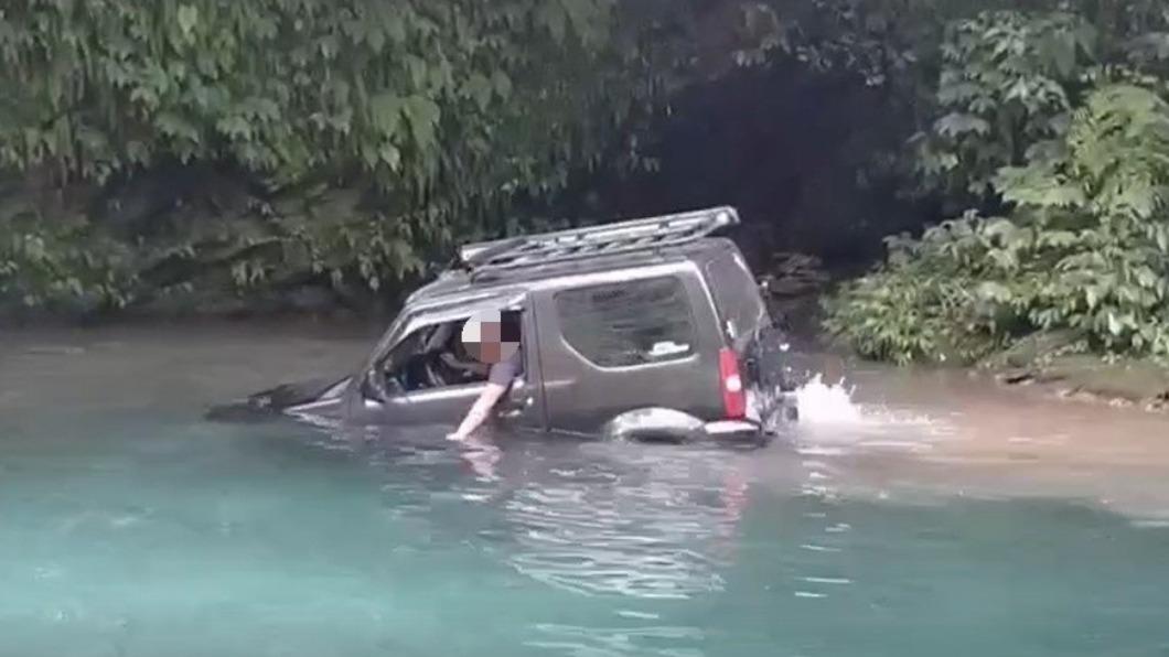 芭比Q了!吉普車溯溪糗卡水中 「整台滅頂」網喊療癒