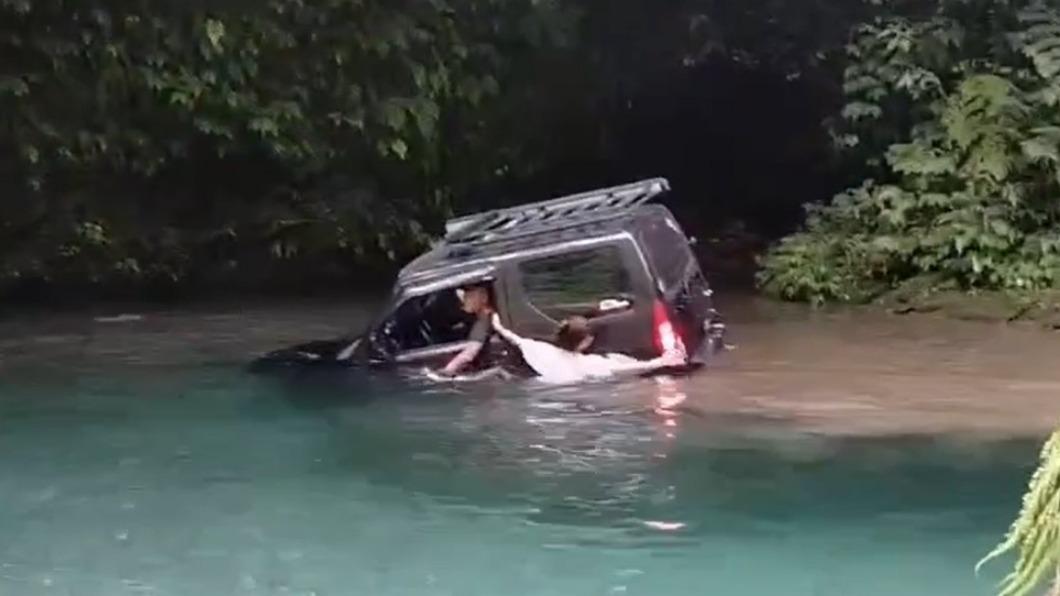 友人試圖幫忙推車。(圖/翻攝自記者爆料網)