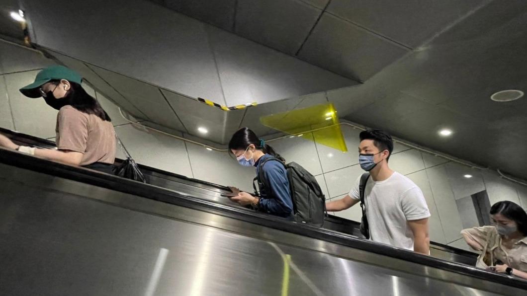 蔣萬安因司機確診告假，改搭捷運跑行程。（圖／翻攝自蔣萬安臉書）