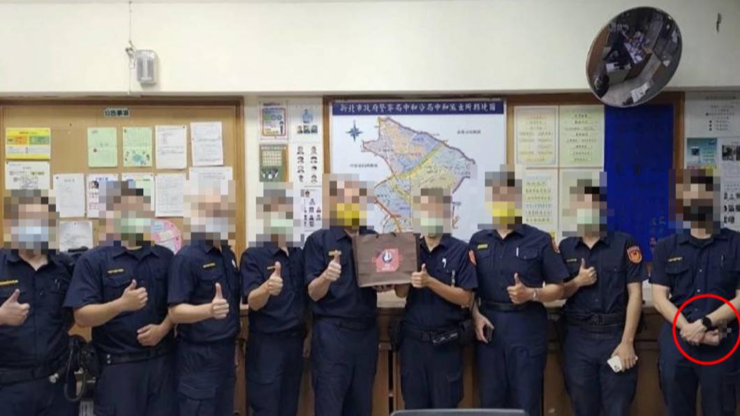 眾人合影時員警比出中指。（圖／翻攝自中和警好讚 臉書）