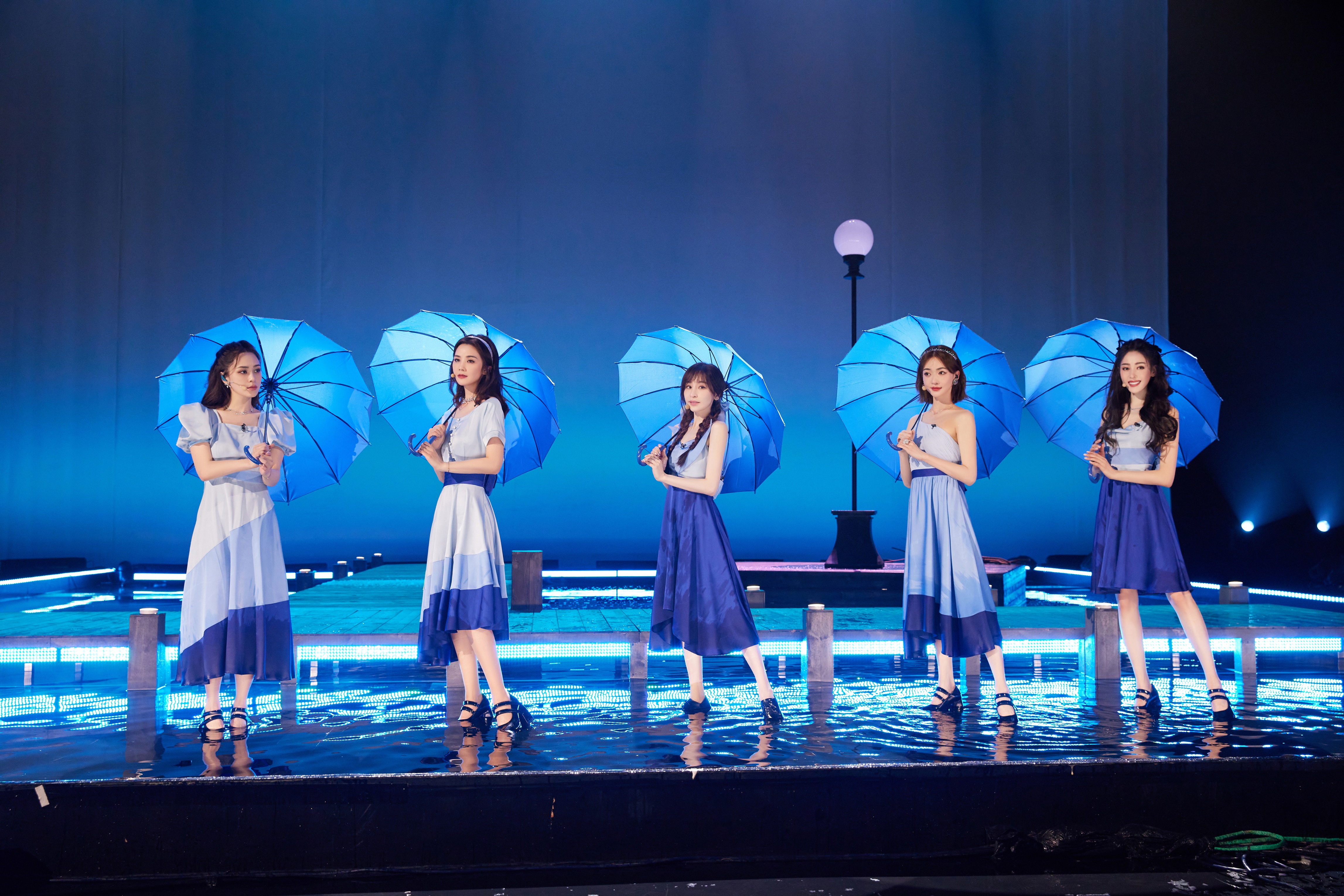 王心凌和隊友演出〈孤獨頌歌〉。(圖/芒果TV提供)