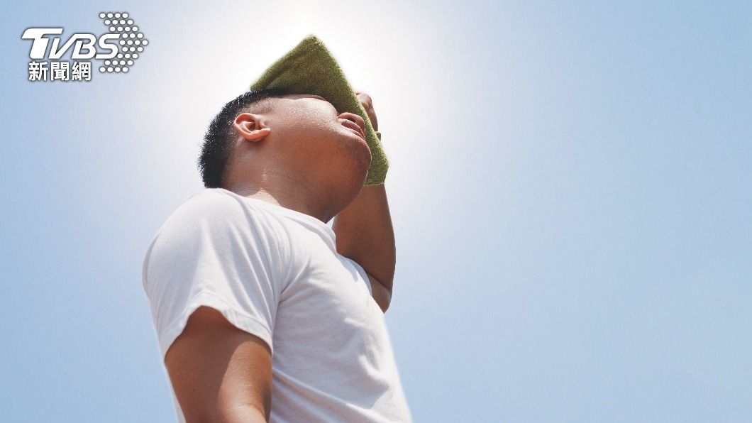 夏日高溫出門在外容易中暑。(示意圖,非當事人/shutterstock達志影像)