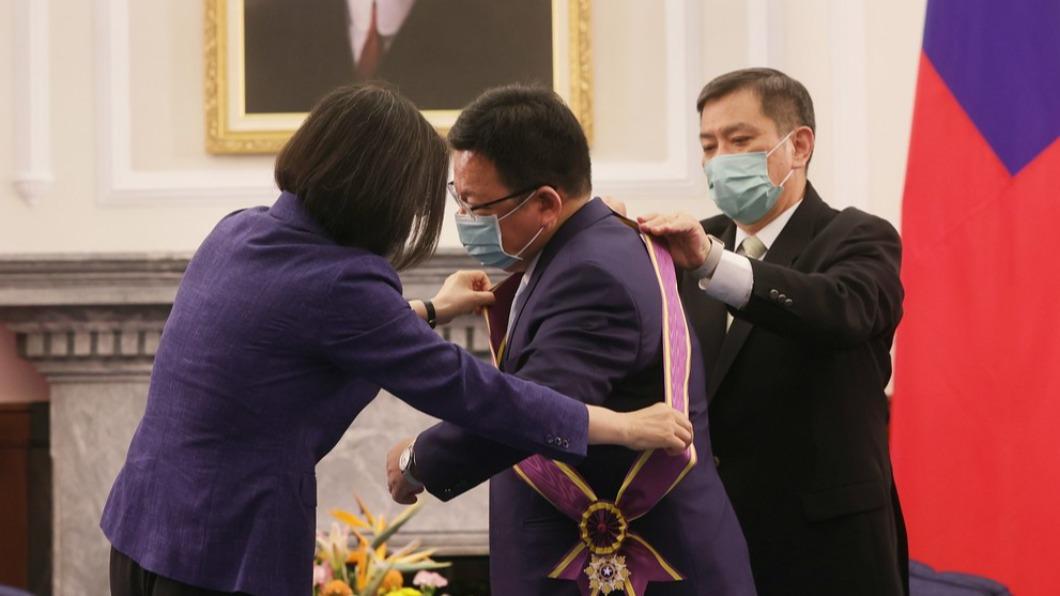 總統蔡英文今(15日)上午頒授總統府副秘書長李俊俋「二等景星勳章」。(圖/總統府提供)