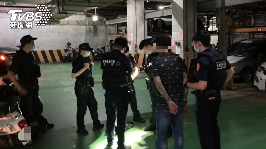 員警查核穆男身分。(圖/TVBS)