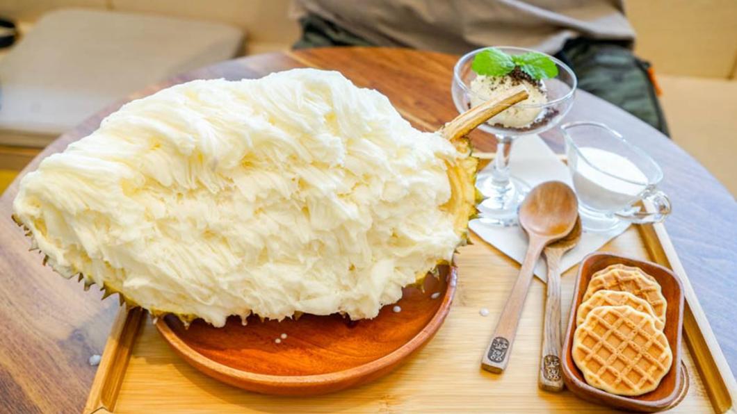 「榴槤忘返雪花冰」以榴槤果肉製成的雪花冰層層堆疊,一上桌就超吸睛!(圖/翻攝自螞蟻幫的櫥櫃)
