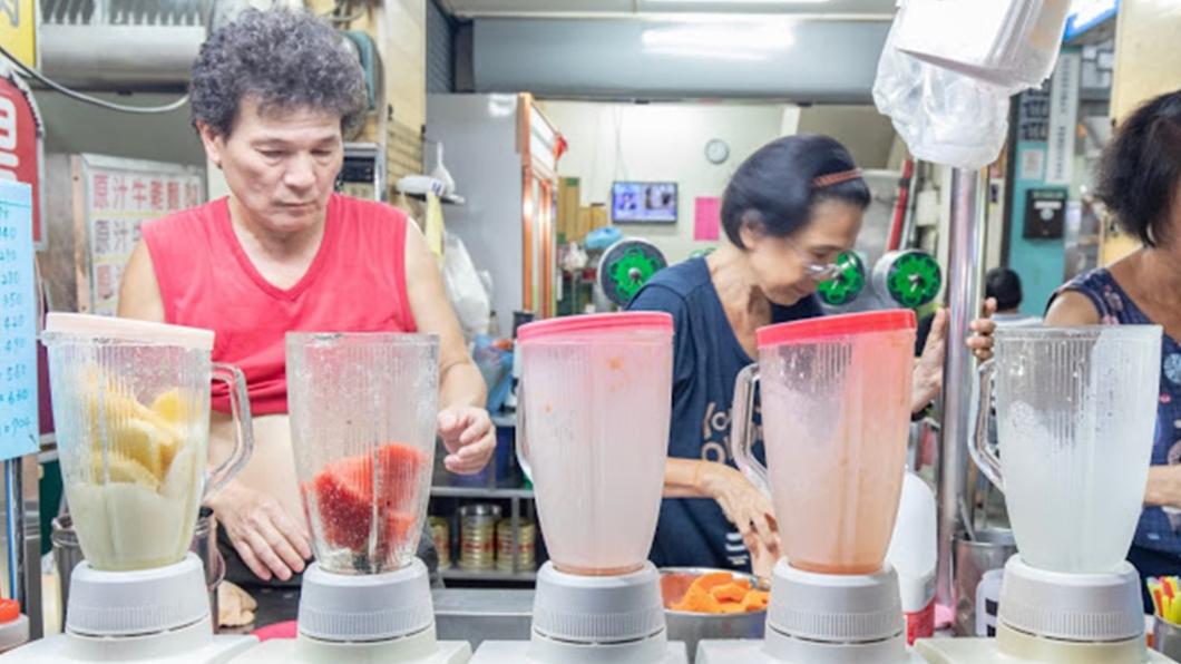 店家在客人面前現點現榨果汁，排隊的人龍很壯觀。（圖／翻攝自柚香魚子醬的蹦蹦跳跳）