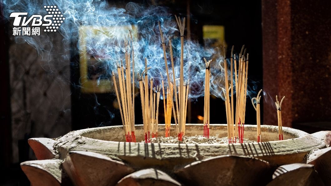 拜完後立刻將拜過的水喝掉,49天後有機會能遇到貴人。(示意圖/shutterstock達志影像)