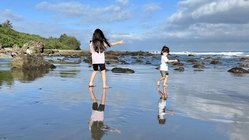 孩子們一看到漂亮的「都歷海灘」，捲起褲管不顧一切就衝向海邊。（圖／翻攝自Tiss玩味食尚）