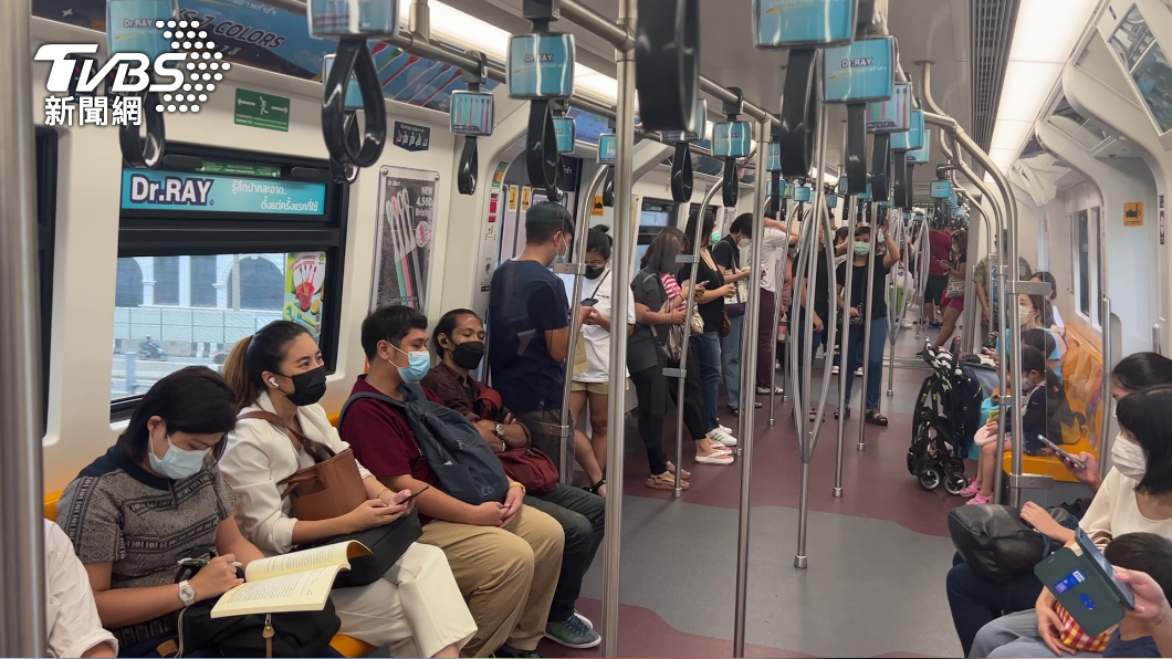 民眾搭乘BTS時仍會戴上口罩。(圖/葉韋辰攝)