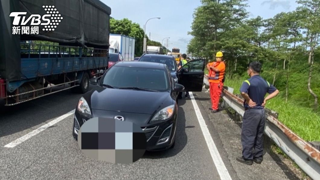 消防員擦撞前車,駕駛發現後報警。(圖/TVBS)