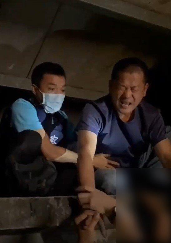 槍手躲天花板被捕。（圖／讀者提供）