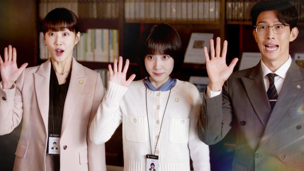 河允景(左) 飾演崔秀妍,在劇中是禹英禑的大學同學兼同事。(圖/ Netflix提供)