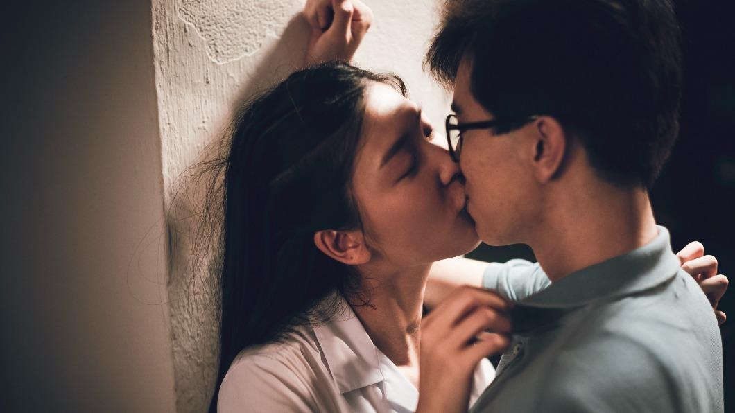 香港女星多年前拍嚐初夜畫面曝光 如今已婚照帶老公看半裸床戲