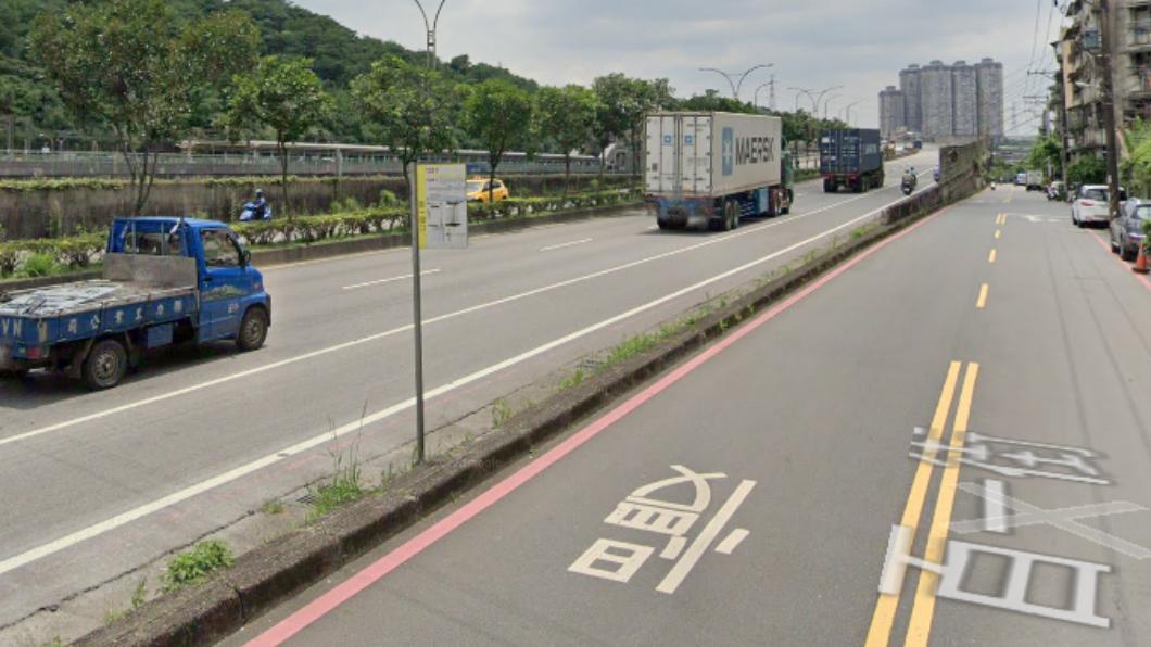 乘客上車只能橫跨馬路。(圖/翻攝自Google Map)