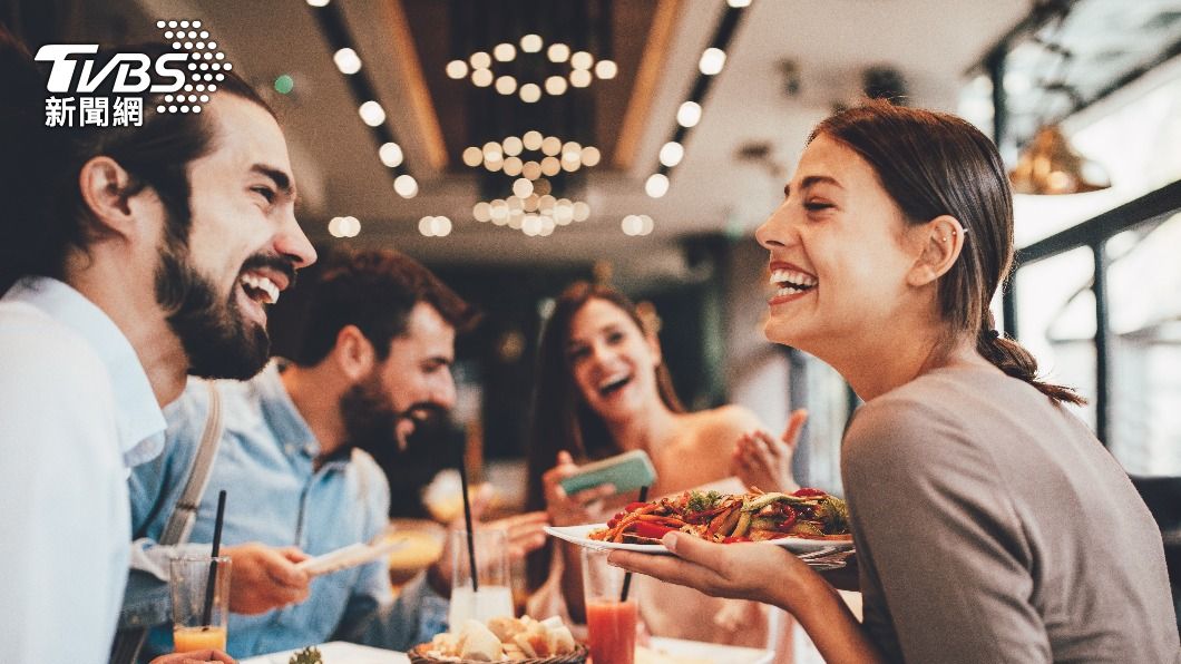 不少人在選定餐廳時會參考美食評論。（示意圖／shutterstock達志影像）