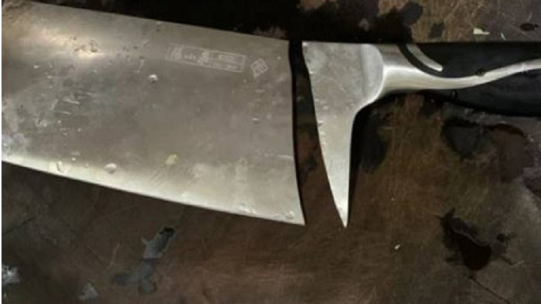 廣州一名女子日前用菜刀拍蒜時竟然刀身斷裂。（圖／翻攝自上游新聞）