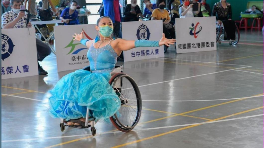 邱美慧克服困境投入輪椅舞蹈 獲總統教育獎