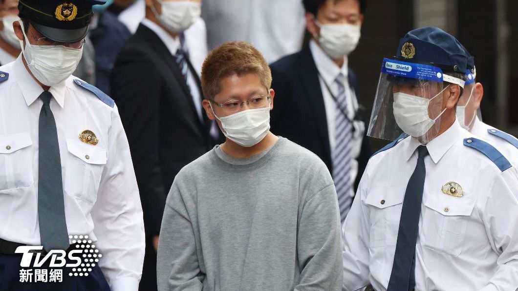 服部恭太在萬聖節化身為小丑,在車廂大開殺戒。(圖/達志影像美聯社)