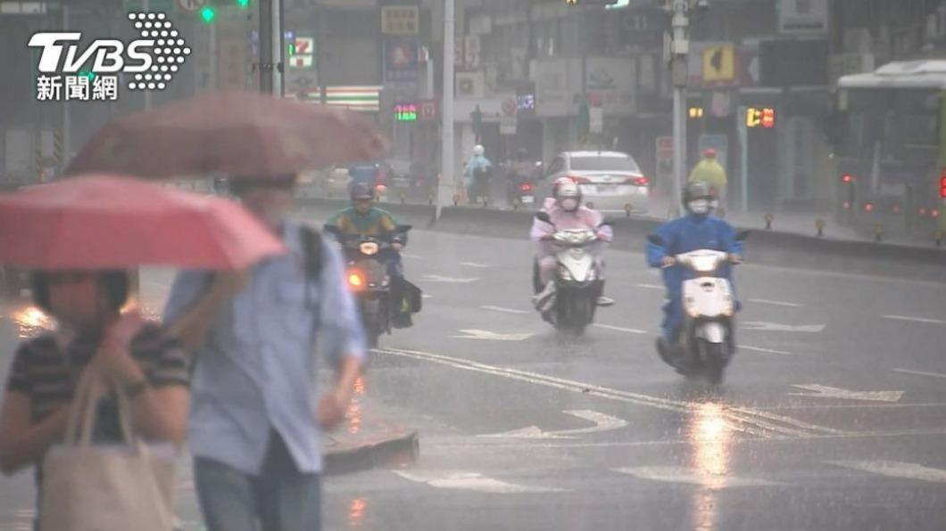雨區擴大！ 雙北等15縣市大雨特報　注意雷擊、強陣風