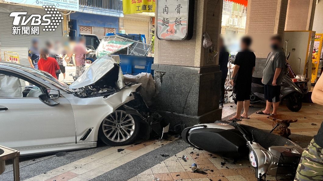 疑逃警攔查!BMW闖紅燈「連2猛撞」 騎士命危搶救中