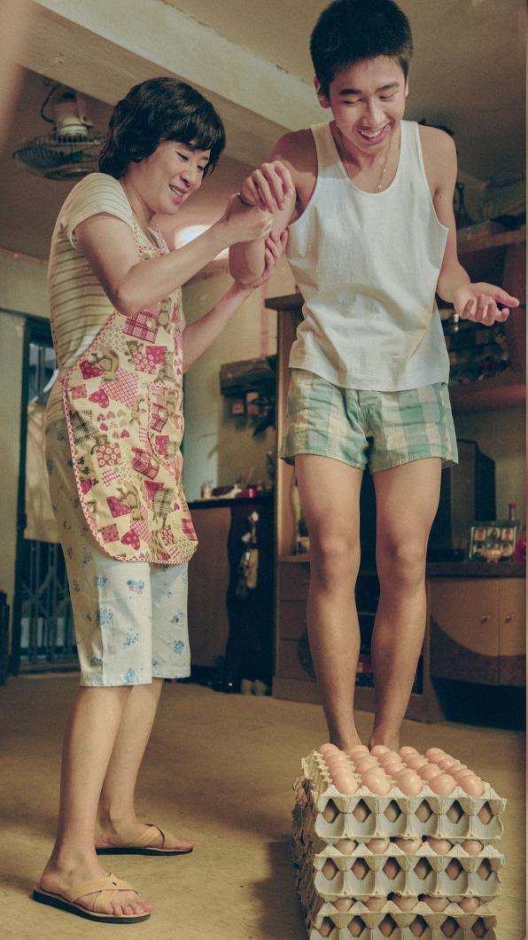 吳君如（左）靠著《媽媽的神奇小子》入圍本屆金像獎影后。（圖／翻攝自臉書）