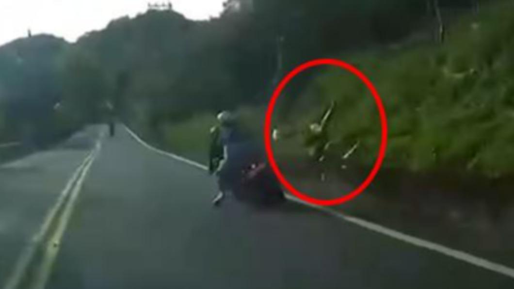 轉彎沒在看?北宜紅牌重機猛撞單車 單車翻滾重摔傷