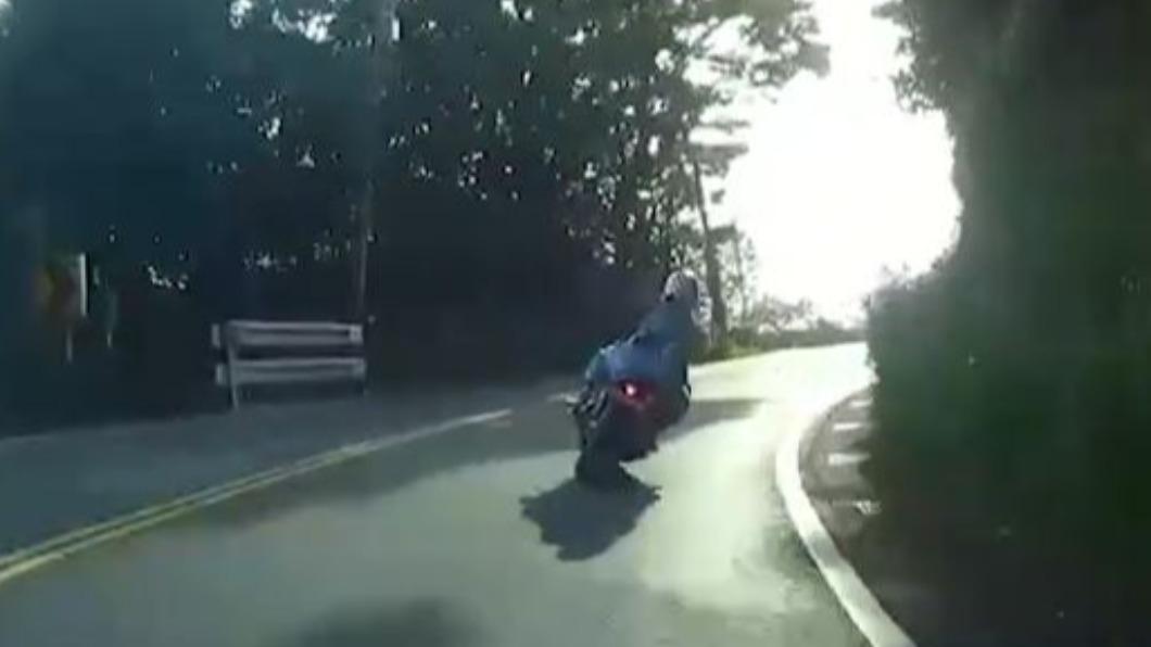 紅牌重機疑似過彎沒注意前方車況。(圖/翻攝自重機車友各區路況天氣回報中心 臉書)