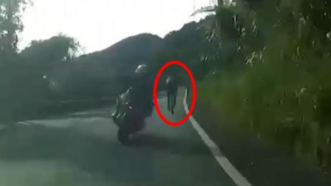 單車騎士從後方被撞,根本來不及閃。(圖/翻攝自重機車友各區路況天氣回報中心 臉書)