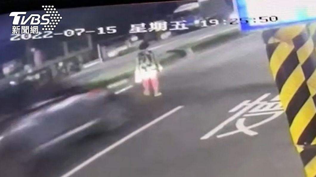 沒走斑馬線!新北婦穿越馬路遭猛撞 噴飛15公尺當場亡