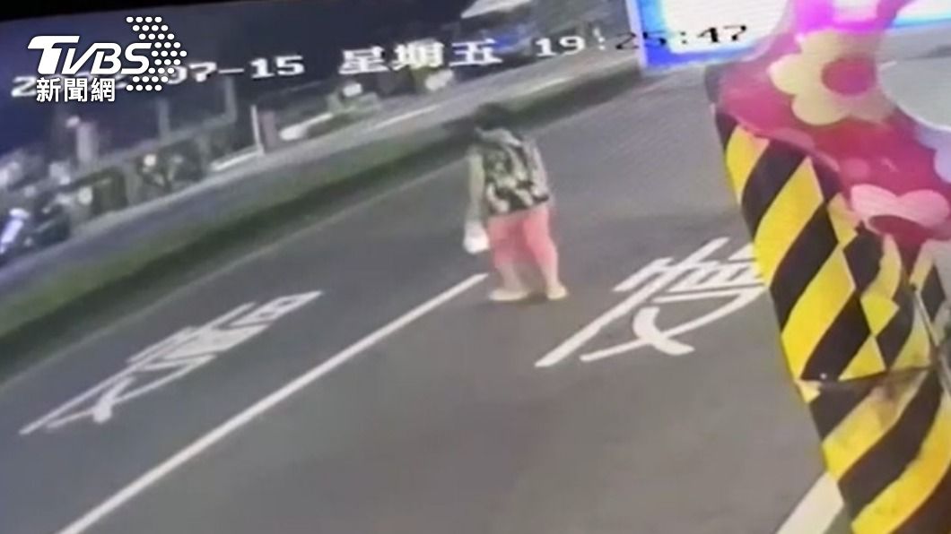 婦人當時並未走在斑馬線上。(圖/TVBS)
