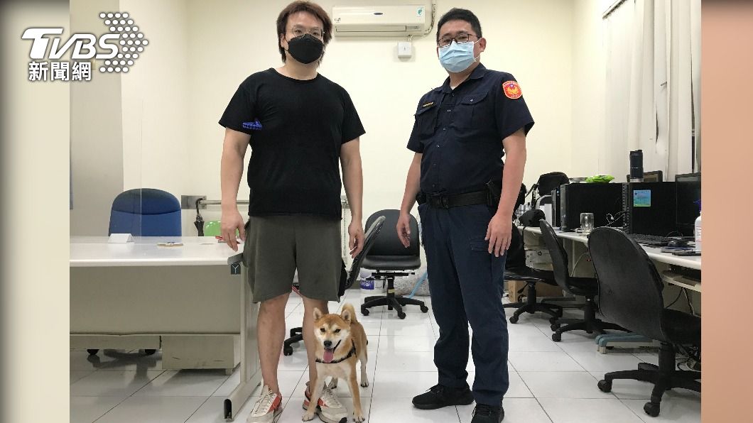員警帶柴柴去掃晶片,順利找到飼主聯絡方式。(圖/TVBS)