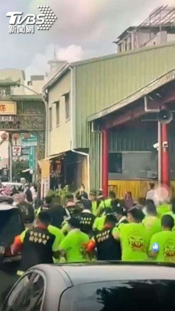 現場疑似有人開槍。（圖／TVBS）