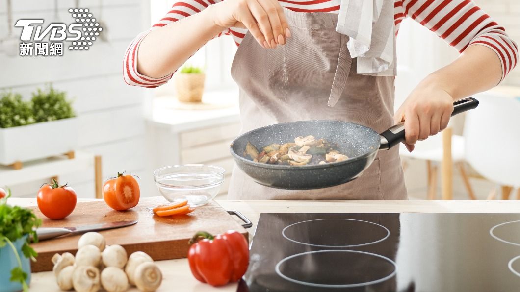 輕度運動如煮飯等,不太影響呼吸速率的運動量。(示意圖/shutterstock達志影像)